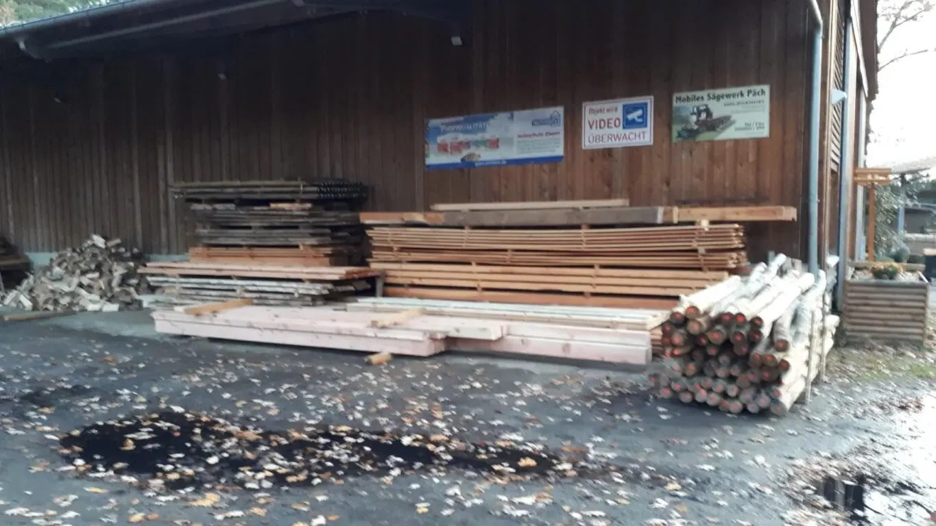 Holzbretter liegen auf dem Boden